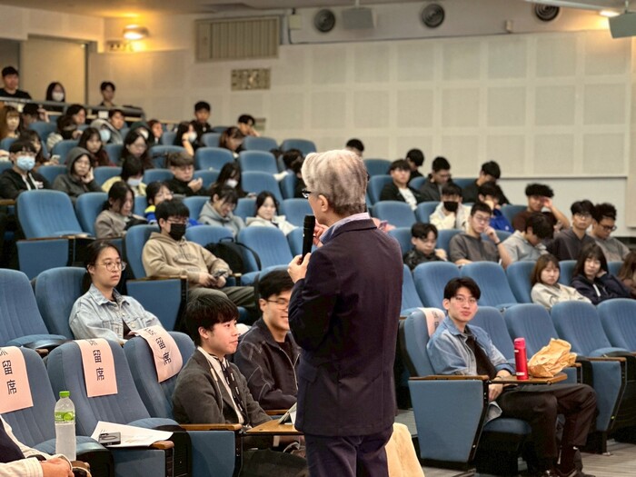 2025-12-03 CoM Hosts Career and Global Competency Event; LeedsMayi Founder May Lin Shares Strategies for Achieving High Scores in English SpeakingImage