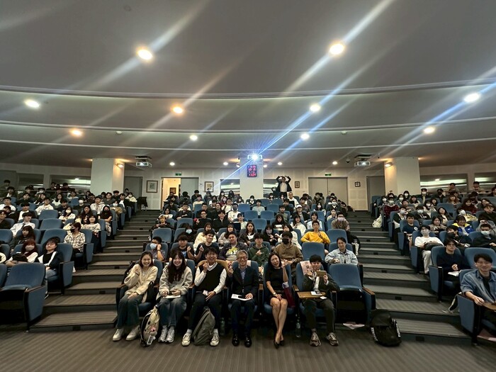 2025-12-03 CoM Hosts Career and Global Competency Event; LeedsMayi Founder May Lin Shares Strategies for Achieving High Scores in English SpeakingImage