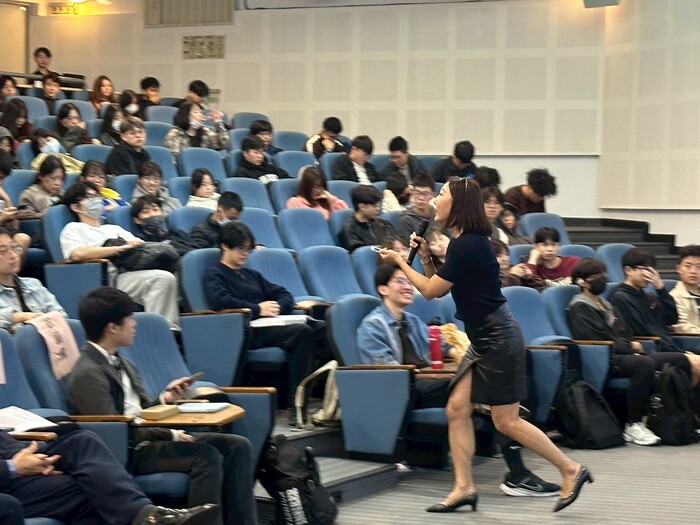 2025-12-03 CoM Hosts Career and Global Competency Event; LeedsMayi Founder May Lin Shares Strategies for Achieving High Scores in English SpeakingImage