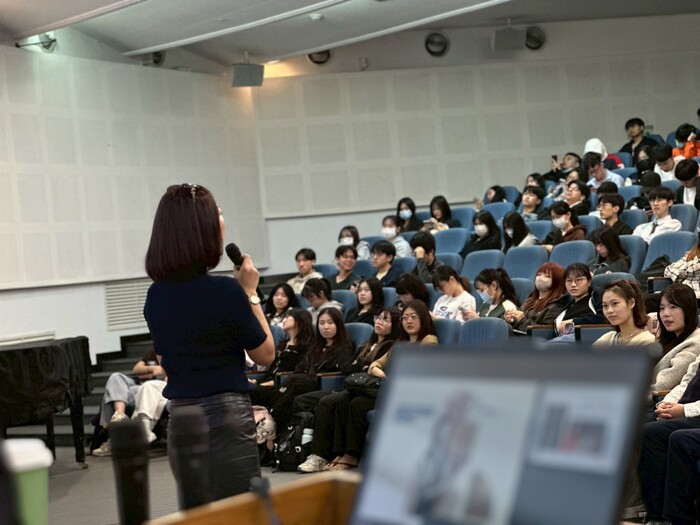 2025-12-03 CoM Hosts Career and Global Competency Event; LeedsMayi Founder May Lin Shares Strategies for Achieving High Scores in English SpeakingImage